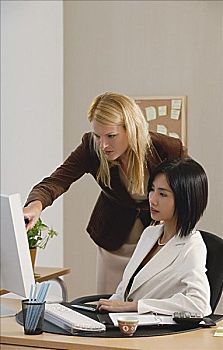 两个女人,看,电脑,工作