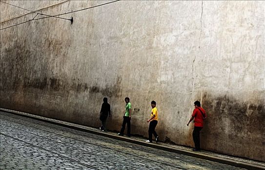 行人,穿,彩色,衣服,走,挨着,墙壁,布拉格,捷克共和国