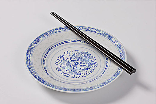 青花瓷盘和乌木筷子