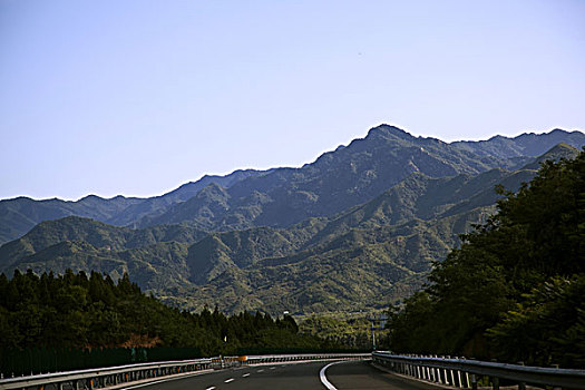 平坦干净的高速公路