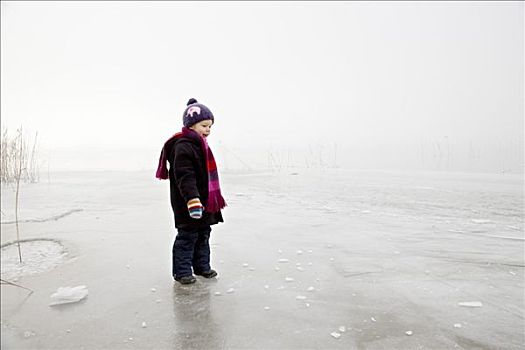 男孩,冰湖,雾