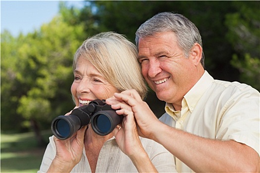 高兴,老年,夫妻,双筒望远镜