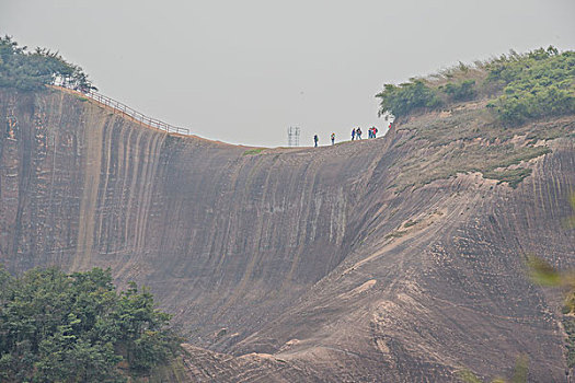 山,丹霞,游人,坡顶,驴友,旅行,地质公园,丹霞地貌,灌木,树,草,水潭,素材,平面设计