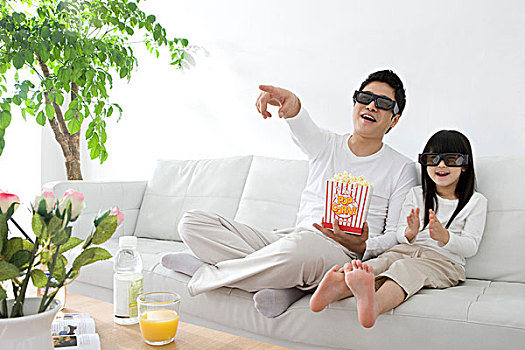 父亲,女儿,戴着,3d眼镜,吃,爆米花,看电视