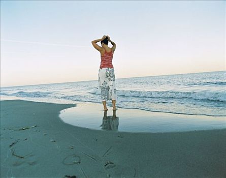 女人,走,赤足,海滩,后视图