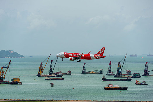 一架亚洲航空的客机正降落在香港国际机场