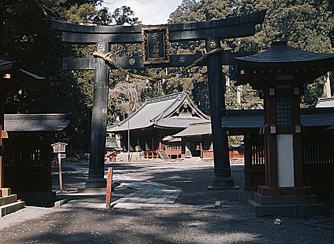 神祠,靠近