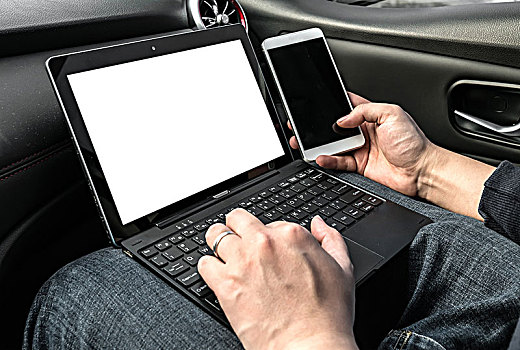 男人车内控制笔记本电脑