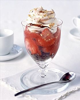 草莓,圣代冰淇淋,奶油巧克力