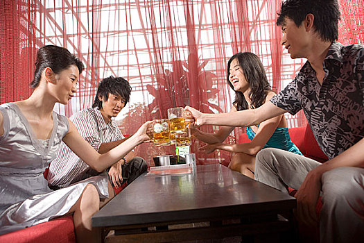 酒吧里的年輕人