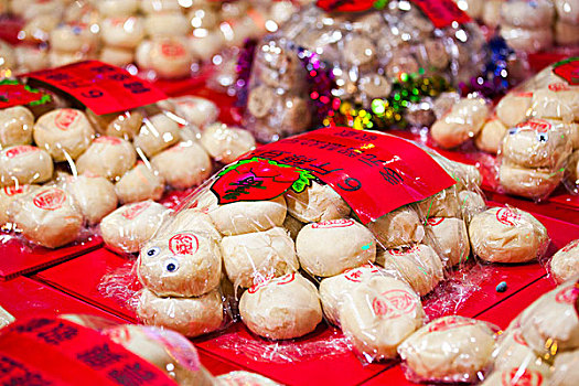 中国春节元宵节,台湾民间习俗对土地公,福德正神,有一个盛大的祈福仪式及游行,供桌上的祭品