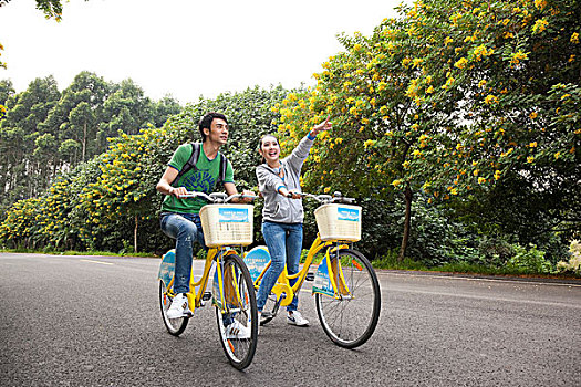 年轻大学生在校园里骑车