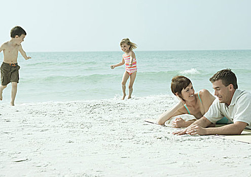 家庭,海滩,父母,躺着,沙子,孩子,玩