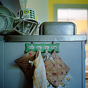 烤箱手套,餐巾,柜橱