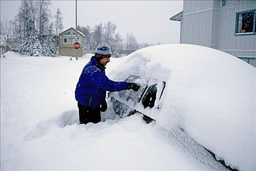 男人,积雪,汽车,刮擦,冰,窗户,阿拉斯加,冬季,肖像,建筑