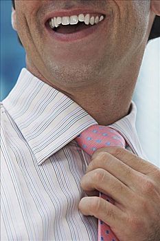 特写,商务人士,调整,领带,微笑