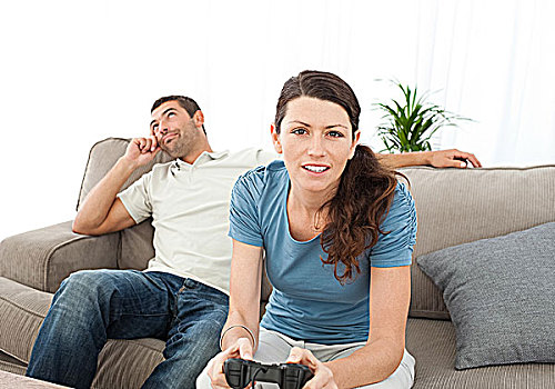 严肃,女人,玩,电子游戏,男朋友,等待,沙发,在家