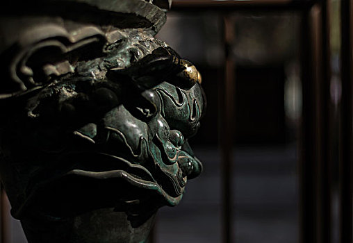 北京卧佛寺大雄宝殿前铜香炉
