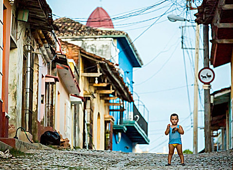 小男孩,尿布,站立,街上,街景,历史名城,中心,特立尼达,古巴