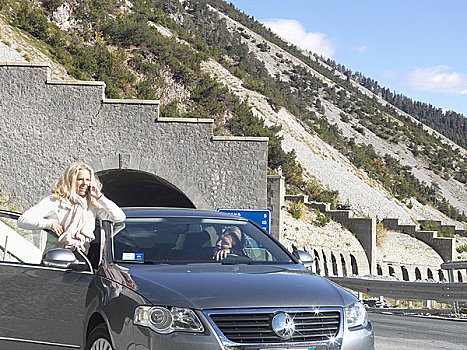 女人,手机,旁侧,汽车,隧道,入口,靠近,意大利阿尔卑斯山,意大利