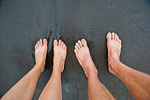 两个,男性,女性,脚,黑色背景,沙子