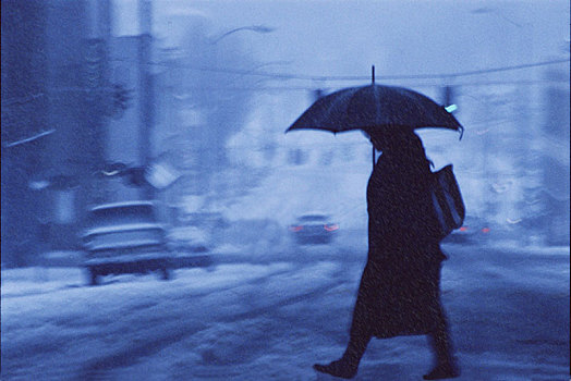 女人,走,城市街道,积雪,雨,冬天