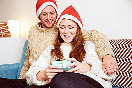 年轻,情侣,圣诞帽,沙发,俯视,圣诞礼物