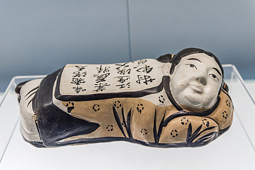 上海博物馆的金代磁州窑白地黑花题诗孩儿枕