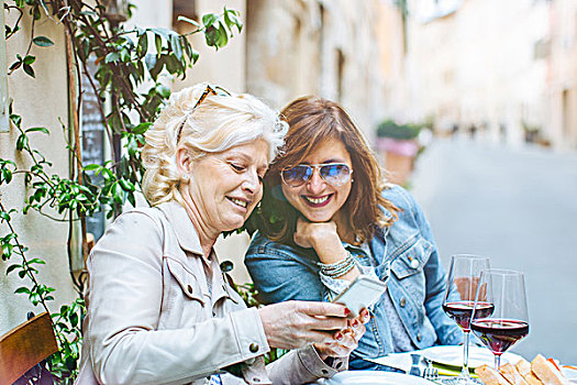 两个,成熟,女性朋友,看,智能手机,街边咖啡厅,托斯卡纳,意大利