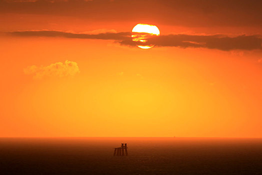 海上日出