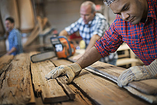 木材,工作间,多人,工作,一个,男人,测量,检查,木板,木头,循环使用,再循环