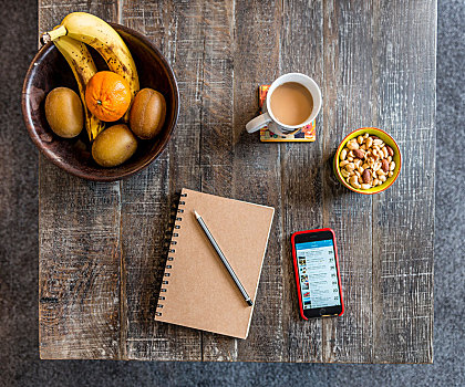 笔记,智能手机,笔记本,笔,咖啡,水果,坚果,食物,木桌子