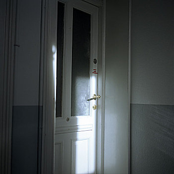 白色,门,走廊,阳光,光亮,暗色,影子