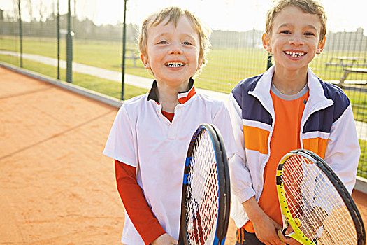 两个男孩,拿着,网球拍,微笑