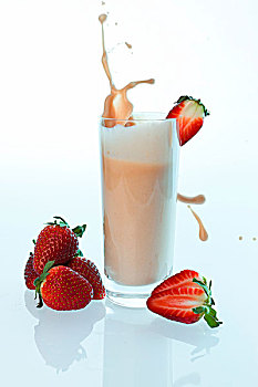 草莓,落下,草莓奶昔,玻璃杯