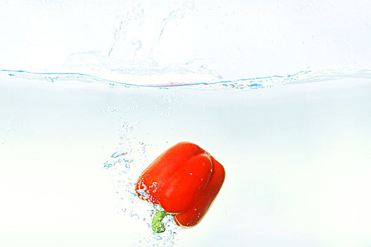 落到水中的蔬菜彩椒