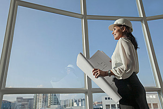新加坡,女性,建筑师,安全帽,建筑设计图,向窗外看