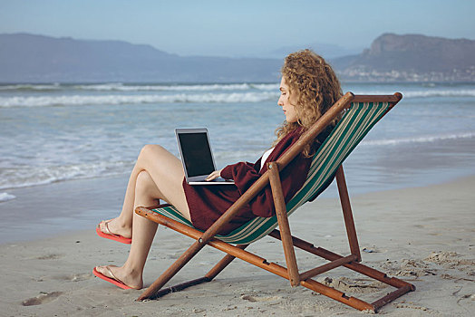 女人,使用笔记本,坐,沙滩椅,海滩