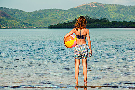 美女,站立,热带沙滩,水皮球
