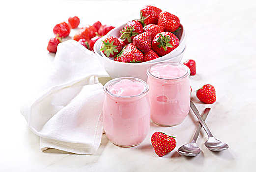 草莓酸奶,新鲜水果