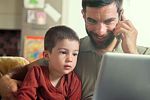 父亲,手机,儿子,看,笔记本电脑