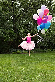 玩耍,女孩,跳跃,拿着,气球,后院