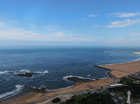 山东省日照市,航拍夏日里的灯塔风景区,水天一色风景迷人