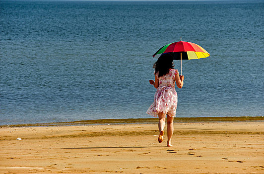 海边沙滩行走的美女