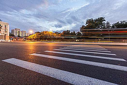 夕阳下的北京道路