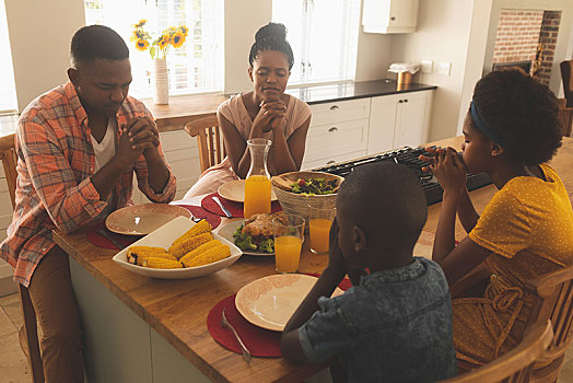 美国黑人,家庭,祈祷,一起,餐桌