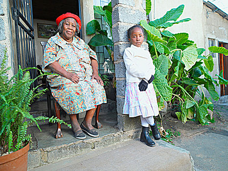 老妇人,坐,前面的,乡,房子,随着,孙女,亚历山德拉,豪登省,南非
