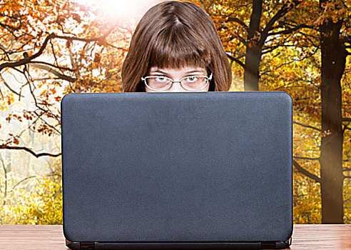 女孩,看,上方,遮盖,笔记本电脑,秋天,木头