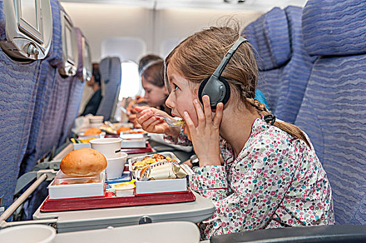 女孩,看,电影,飞机,吃,航空公司,食物