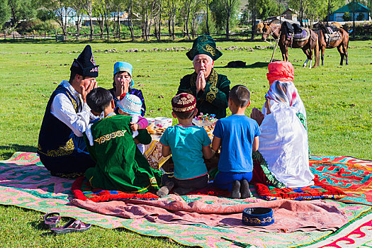 家庭,传统服装,祈祷,午餐,乡村,掸邦,山,哈萨克斯坦,亚洲